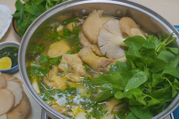 Lẩu gà lá é - Nguồn gốc và sức hút đặc biệt của lẩu gà lá é Lẩu gà lá é - Nguồn gốc và sức hút đặc biệt của lẩu gà lá é