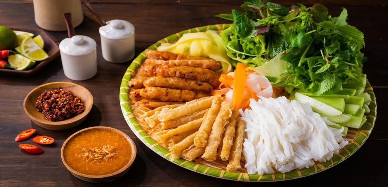 Nem nướng Nha Trang - Bánh tráng, rau sống và đồ ăn kèm Nem nướng Nha Trang - Bánh tráng, rau sống và đồ ăn kèm