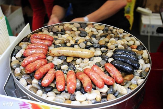 Lạp xưởng nướng đá - Làm nóng đá trước khi đặt thực phẩm Lạp xưởng nướng đá - Làm nóng đá trước khi đặt thực phẩm