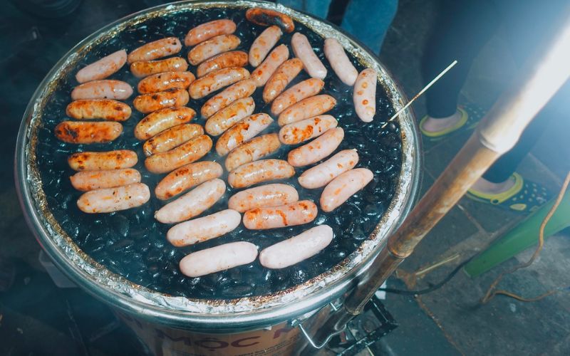 Lạp xưởng nướng đá - Chọn lạp xưởng tươi hay khô Lạp xưởng nướng đá - Chọn lạp xưởng tươi hay khô