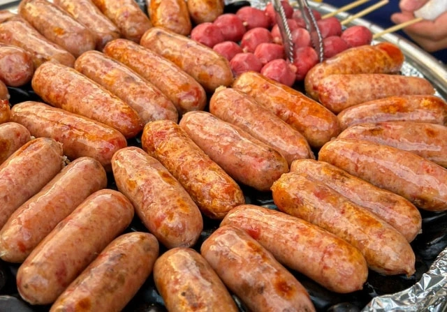 Lạp xưởng nướng đá - Hương thơm lan tỏa khi gặp nhiệt Lạp xưởng nướng đá - Hương thơm lan tỏa khi gặp nhiệt