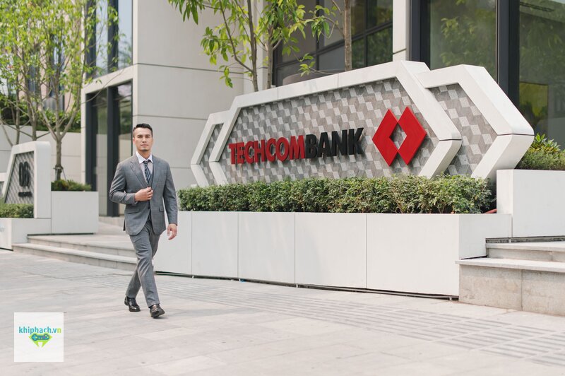 Techcombank - Quầy giao dịch lùi lại, màn hình điện thoại bước lên Techcombank - Quầy giao dịch lùi lại, màn hình điện thoại bước lên